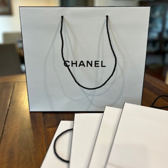 5 authentic Chanel large paper gift bags, 1 piece of Chanel tissue, 1 ribbon - Picture 2 of 4